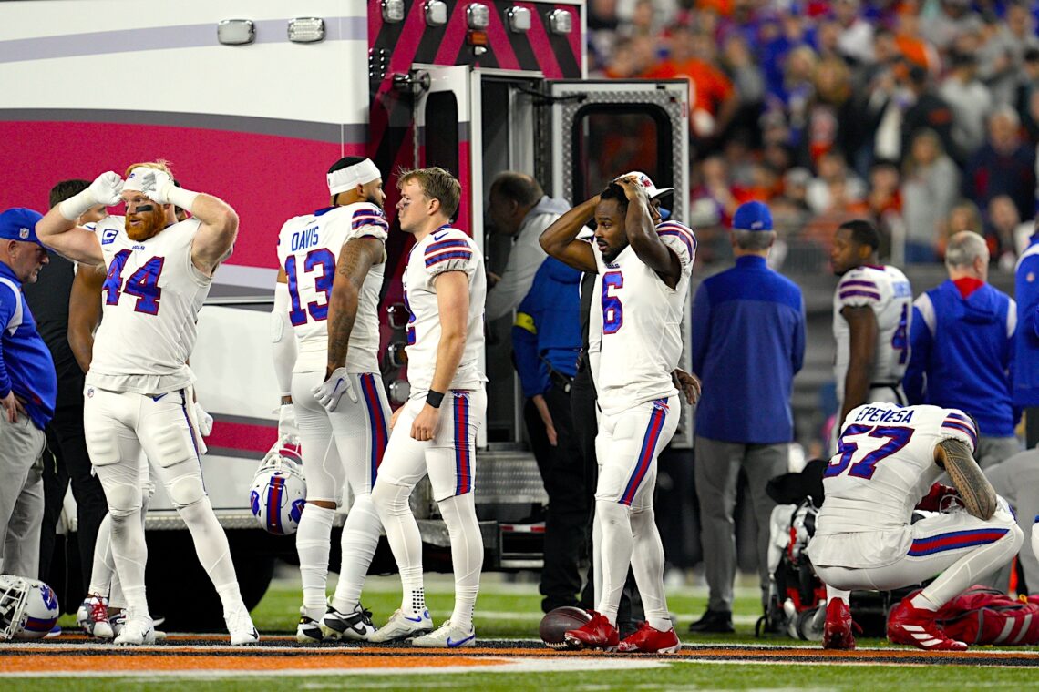Jugadores de los Bills de Búfalo reaccionan mientras se llevan a su compañero, Damar Hamlin, en ambulancia tras colapsar en el encuentro ante los Bengals de Cincinnati el lunes 2 de enero del 2023. (Foto: Jeff Dean | AP)