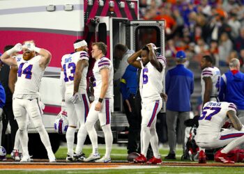 Jugadores de los Bills de Búfalo reaccionan mientras se llevan a su compañero, Damar Hamlin, en ambulancia tras colapsar en el encuentro ante los Bengals de Cincinnati el lunes 2 de enero del 2023. (Foto: Jeff Dean | AP)