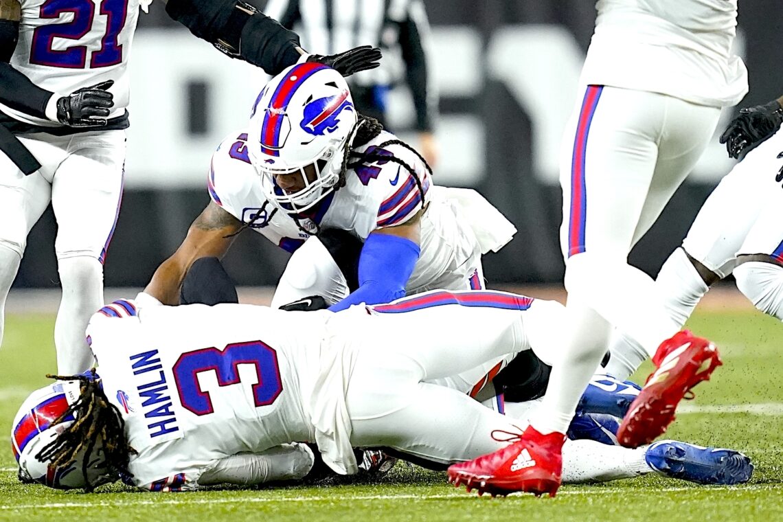 Damar Hamlin, safety de los Bills de Buffalo, cae al terreno tras derribar a Tee Higgins, receptor de los Bengals de Cincinnati. (Foto: Joshua A. Bickel | AP)