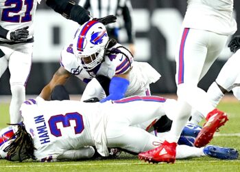 Damar Hamlin, safety de los Bills de Buffalo, cae al terreno tras derribar a Tee Higgins, receptor de los Bengals de Cincinnati. (Foto: Joshua A. Bickel | AP)