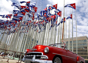 En esta imagen de archivo, un auto descapotable clásico estadounidense pasa junto a la embajada de Estados Unidos mientras las banderas cubanas ondean en la Tribuna Antiimperialista, en el Malecón, en La Habana, Cuba. (Foto: Desmond Boylan | AP, archivo)