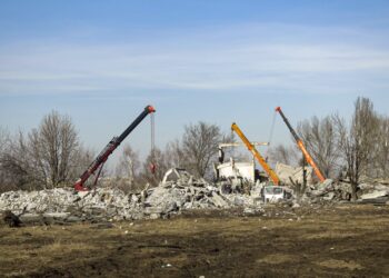 Los operarios retiran escombros tras un ataque ucraniano con proyectiles en Makiivka, una zona de la provincia de Donetsk controlada por Rusia, en Ucrania, el 3 de enero de 2023. (Foto: AP)