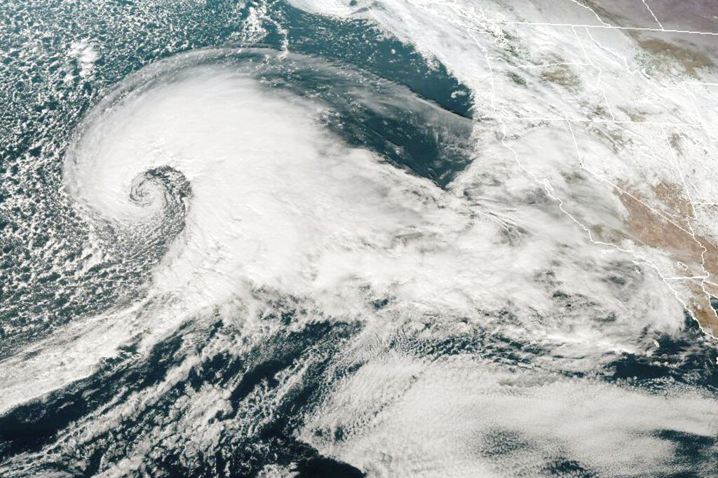 Imagen satelital GOES-West GeoColor proporcionada por la Oficina Nacional de Administración Oceánica y Atmosférica de Estados Unidos (NOAA, por sus siglas en inglés)  muestra un sistema de tormentas que se acerca a la costa oeste a las 4:25 p.m. del martes 3 de enero de 2023. (NOAA vía AP)