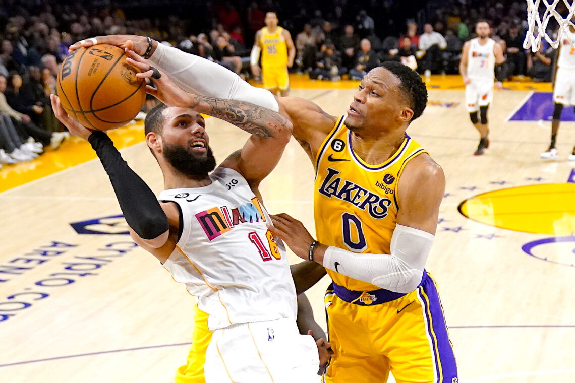 Russell Westbrook (derecha), de los Lakers de Los Ángeles, bloquea un tiro de Caleb Martin. (Foto: Mark J. Terrill | AP)