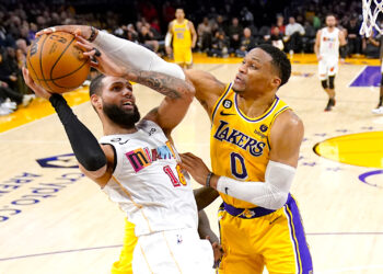 Russell Westbrook (derecha), de los Lakers de Los Ángeles, bloquea un tiro de Caleb Martin. (Foto: Mark J. Terrill | AP)