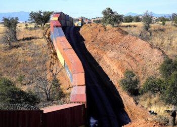 La larga hilera de contenedores encimados proporcionaba un muro provisional en la frontera entre Estados Unidos y México. (Foto: Ross D. Franklin | AP)