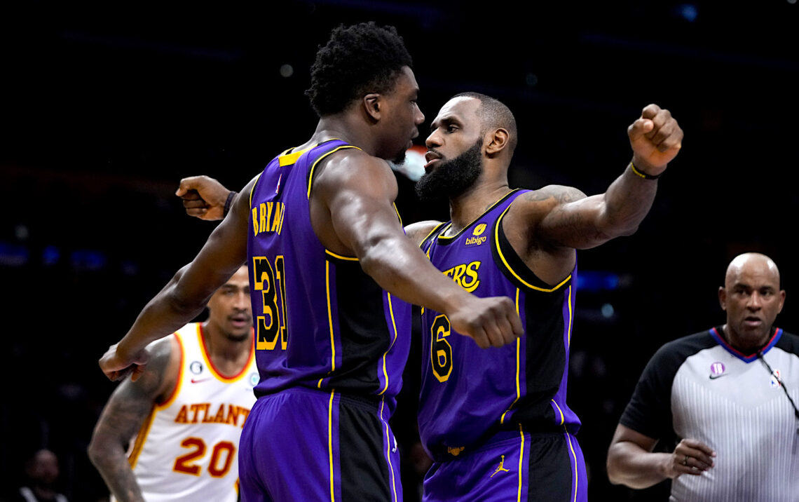 Thomas Bryant y LeBron James, de los Lakers de Los Ángeles (Foto: Jae C. Hong | AP)