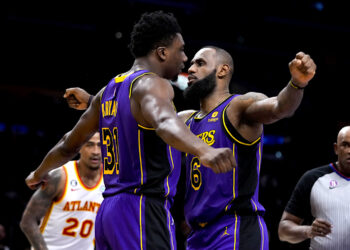 Thomas Bryant y LeBron James, de los Lakers de Los Ángeles (Foto: Jae C. Hong | AP)