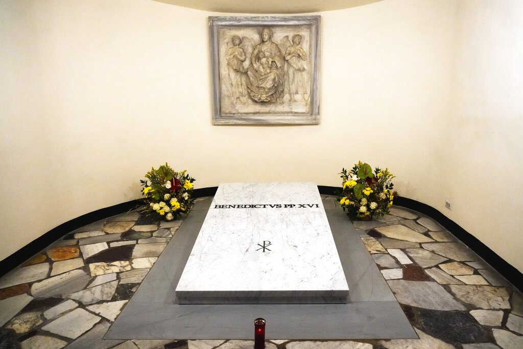 La tumba del papa emérito Benedicto XVI dentro de la Basílica de San Pedro, el domingo 8 de enero de 2023, en el Vaticano. (AP Foto/Gregorio Borgia)