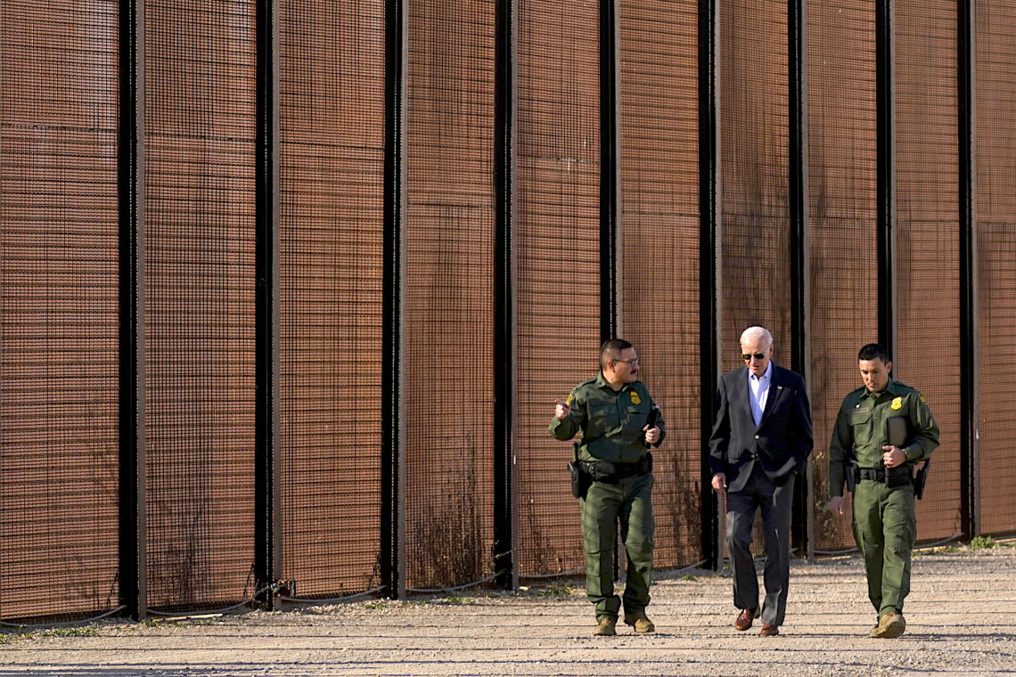 El presidente de los Estados Unidos, Joe Biden, camina con agentes de la Patrulla Fronteriza en un tramo de la frontera con México, en El Paso Texas. (Foto: Andrew Harnik | AP)