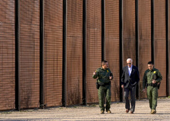El presidente de los Estados Unidos, Joe Biden, camina con agentes de la Patrulla Fronteriza en un tramo de la frontera con México, en El Paso Texas. (Foto: Andrew Harnik | AP)