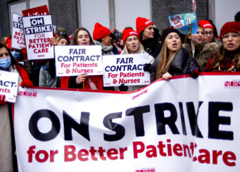 Miembros del personal de enfermería del hospital Mount Sinai de Manhattan, en Nueva York, se van a huelga el lunes 9 de enero de 2023. (AP Foto/Craig Ruttle)