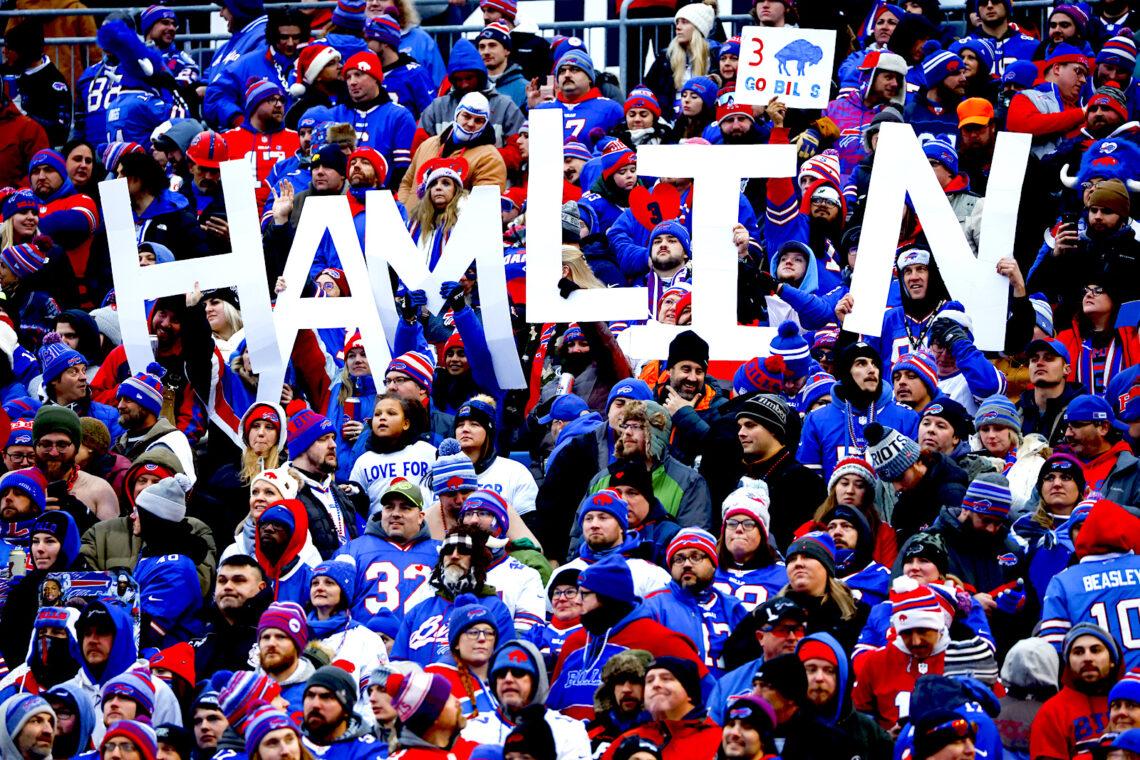 Fanáticos muestran un letrero para manifestar apoyo al safety de los Bills de Buffalo, Damar Hamlin, durante el partido del domingo 8 de enero de 2023, ante los Patriots. (Foto: Jeffrey T. Barnes | AP)