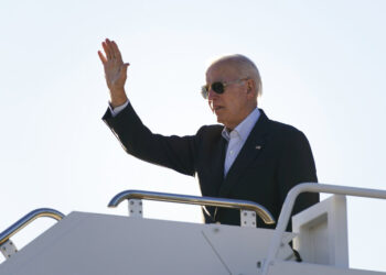 El presidente Joe Biden saluda antes de abordar el avión presidencial, el domingo 8 de enero de 2023 en el Aeropuerto Internacional de El Paso, Texas para viajar a Ciudad de México. (AP Foto/Andrew Harnik)