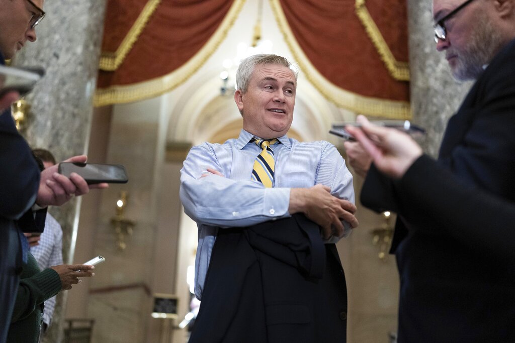 El representante republicano James Comer hablándole a reporteros en el Capitolio en Washington el 9 de enero de 2023. (Foto AP/Jose Luis Magana)