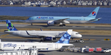 Jets de pasajeros permanecen en la pista en el Aeropuerto Internacional Logan, en Boston, el 11 de enero de 2023. (AP Foto/Steven Senne)