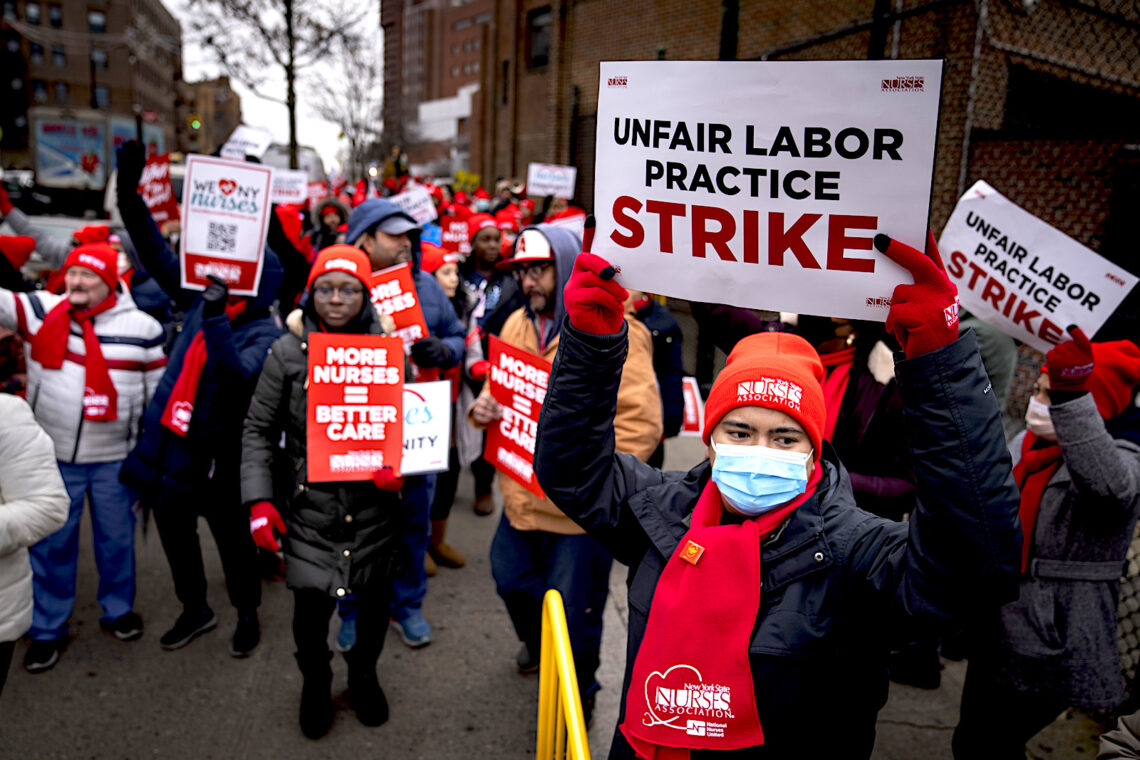 Manifestantes marchan en la calle en torno al Centro Médico Montefiore durante una huelga de enfermería, el miércoles 11 de enero de 2023 en el vecindario del Bronx, en Nueva York, (Foto: John Minchillo | AP)