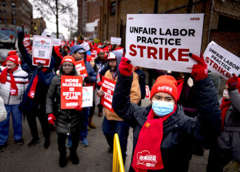 Manifestantes marchan en la calle en torno al Centro Médico Montefiore durante una huelga de enfermería, el miércoles 11 de enero de 2023 en el vecindario del Bronx, en Nueva York, (Foto: John Minchillo | AP)
