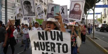 Marcha contra la presidenta peruana Dina Boluarte en Lima. (Foto: AP Martín Mejía / AP)