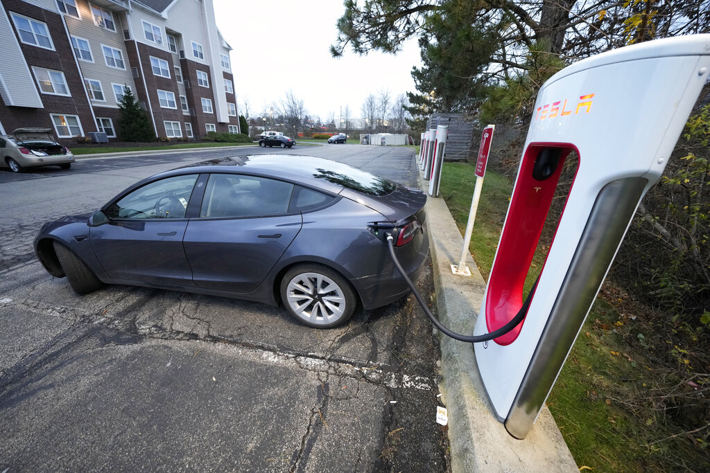 Un sedán Tesla en una estación de recarga en Pensilvania. (Foto: Gene J. Puskar / AP)
