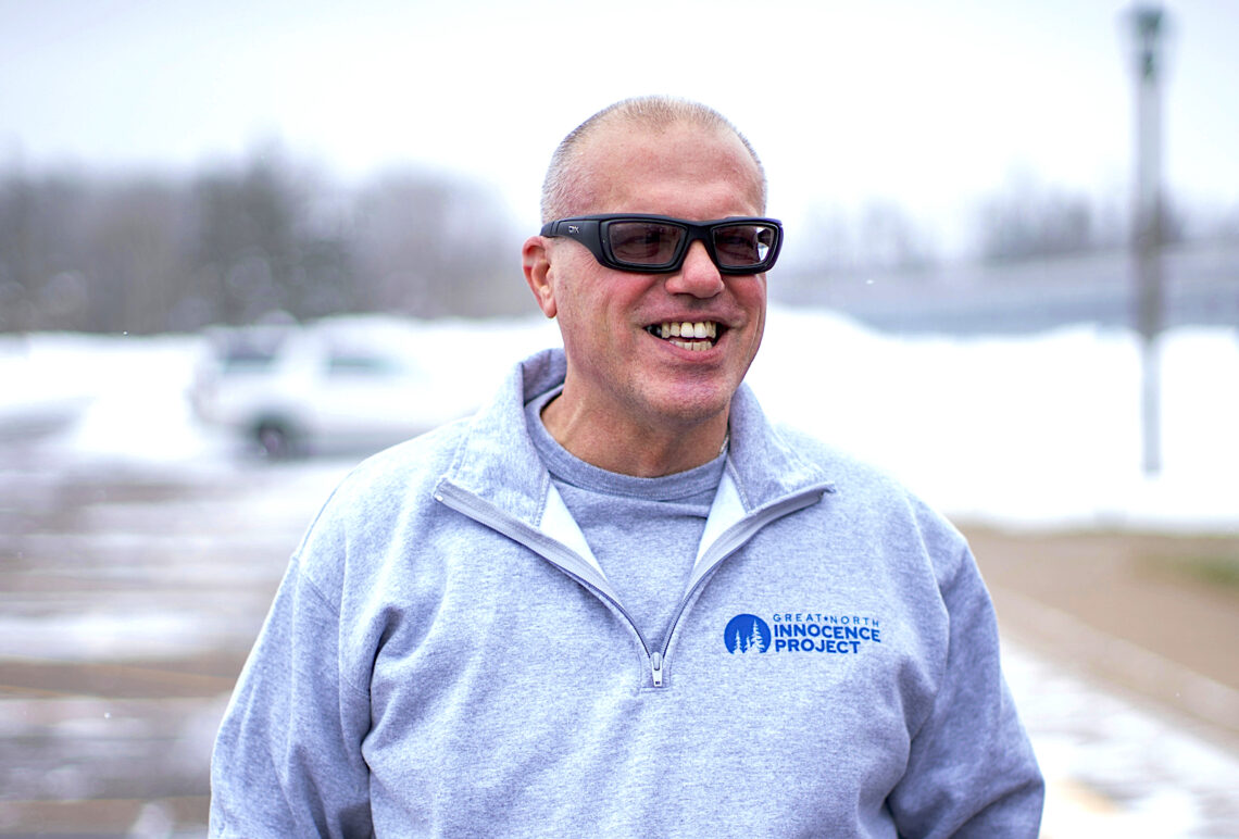 Thomas Rhodes sonríe al salir libre de una prisión estatal en Minnesota, donde estuvo preso casi 25 años por la muerte de su esposa. (Foto: Fong Lee, vía AP)