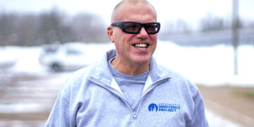 Thomas Rhodes sonríe al salir libre de una prisión estatal en Minnesota, donde estuvo preso casi 25 años por la muerte de su esposa. (Foto: Fong Lee, vía AP)