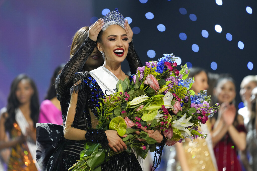 Miss USA R'Bonney Gabriel reacciona al ser coronada Miss Universo urante la ronda final de la 71a edición de Miss Universi en Nueva Orleans el sábado 14 de enero de 2023. (Foto AP/Gerald Herbert)