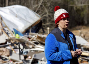 Leighea Johnson observa lo que quedó de su casa el sábado 14 de enero de 2023 en Marbury, Alabama, después de que un tornado azotara el jueves el estado. (AP Foto/Butch Dill)