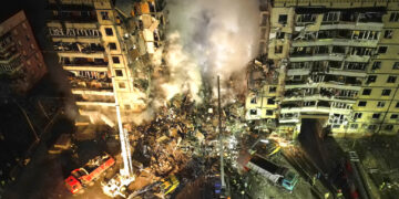 Socorristas buscan a personas atrapadas en los escombros después de que cohete ruso impactó en un edificio de apartamentos en la ciudad de Dnipro, en el sureste de Ucrania, el sábado 14 de enero de 2023. (Foto AP/Evgeniy Maloletka)