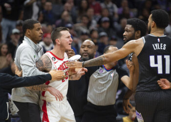 Altercado entre Rockets y Kings en duelo del viernes 13 de enero de 2023, en Sacramento, California. (Foto: AP/José Luis Villegas)