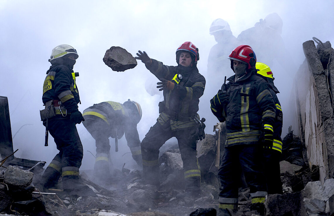 Rescatistas retiran escombros del edificio de apartamentos destruido por un ataque de cohete ruso en la ciudad de Dnipro. (Foto: Evgeniy Maloletka | AP)