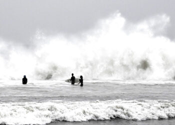 Surfistas aprovechan las olas durante una tormenta en Venice Beach, en Los Ángeles, el sábado 14 de enero de 2023. (Keith Birmingham/The Orange County Register vía AP)