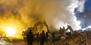 Se alza humo del lugar de un centro comercial en Donetsk que según funcionarios rusos fue cañoneado por las fuerzas ucranianas, en Donetsk, en la zona del este de Ucrania controlada por Rusia, 16 de enero de 2023. (AP Foto/Alexei Alexandrov)