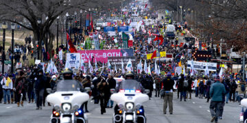 Activistas opuestos al aborto se dirigen hacia la Corte Suprema durante la Marcha por la Vida, el 21 de enero de 2022, en Washington. (Foto: José Luis Magaña, archivo)