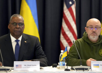 El secretario de Defensa de Estados Unidos, Lloyd Austin, y el representante ucraniano Oleksii Reznikov en Ramstein, Alemania. (Foto: Michael Probst / AP)