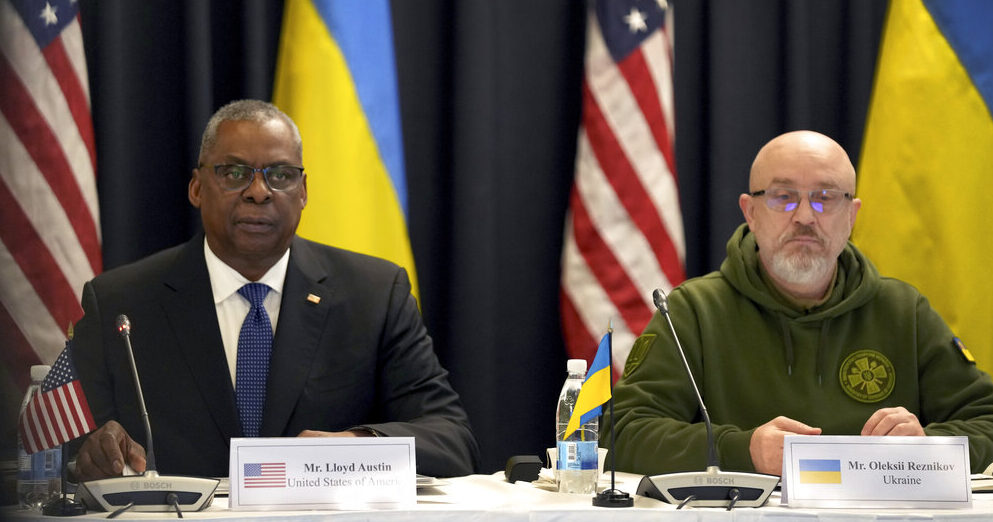 El secretario de Defensa de Estados Unidos, Lloyd Austin, y el representante ucraniano Oleksii Reznikov en Ramstein, Alemania. (Foto: Michael Probst / AP)