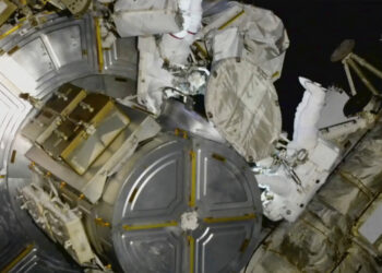Nicole Mann y Koichi Wakata en una caminata espacial en la Estación Espacial Internacional. (NASA vía AP)