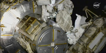 Nicole Mann y Koichi Wakata en una caminata espacial en la Estación Espacial Internacional. (NASA vía AP)