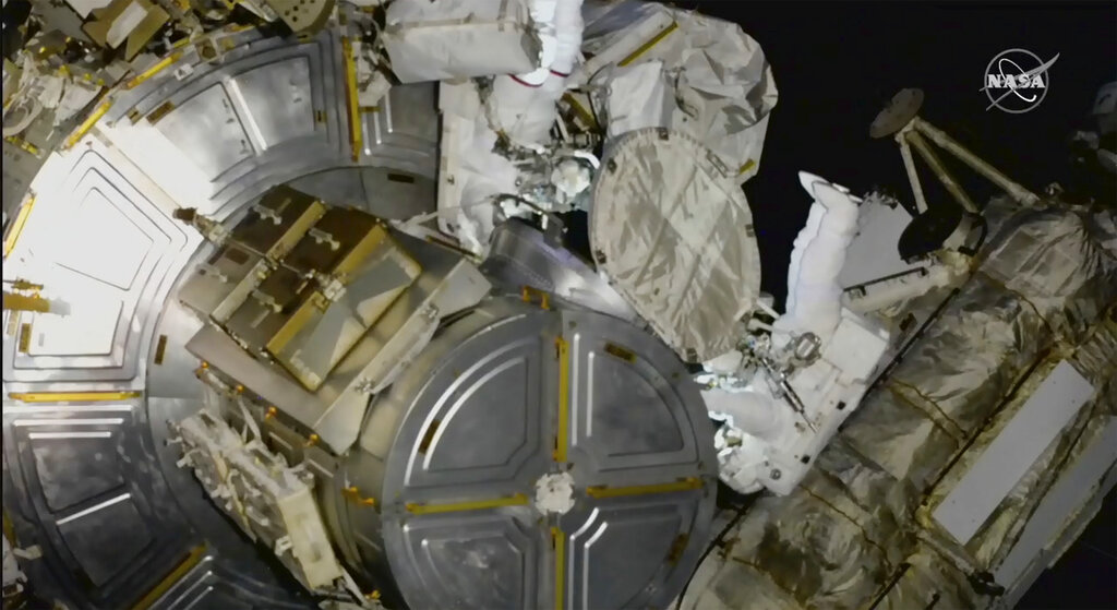 Nicole Mann y Koichi Wakata en una caminata espacial en la Estación Espacial Internacional. (NASA vía AP)