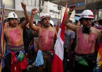 Manifestantes de oposición al gobierno marchan en Lima , Perú. (Foto: Martín Mejía / AP)