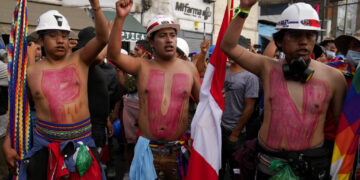 Manifestantes de oposición al gobierno marchan en Lima , Perú. (Foto: Martín Mejía / AP)