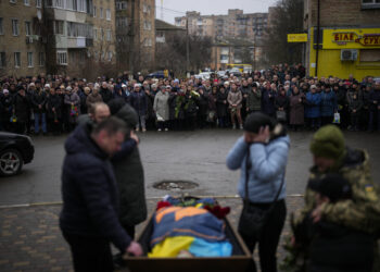 Familiares se reúnen en Bucha para el entierro de Oleksiy Zavadskyi, un militar ucraniano caído en combate el 15 de enero den Bajmut, durante su fuenral en Bucha, Ucrania. (AP Foto/Daniel Cole)