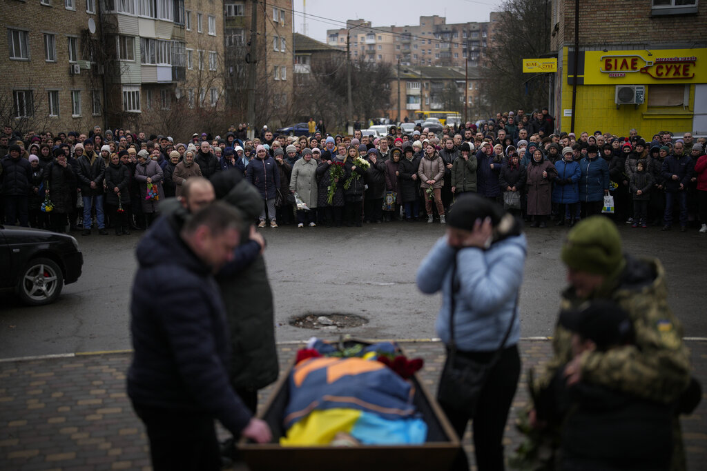Familiares se reúnen en Bucha para el entierro de Oleksiy Zavadskyi, un militar ucraniano caído en combate el 15 de enero den Bajmut, durante su fuenral en Bucha, Ucrania. (AP Foto/Daniel Cole)