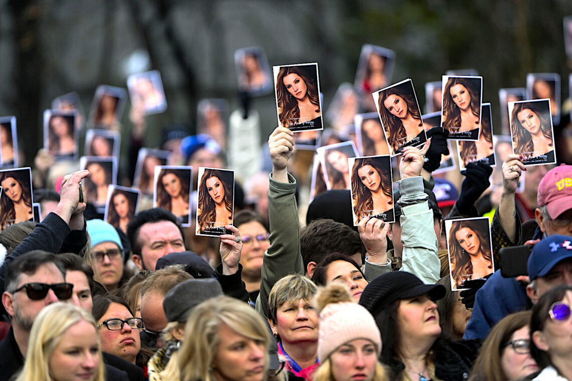 Una multitud sostiene fotografías durante una ceremonia en honor de Lisa Marie Presley el domingo 22 de enero de 2023, en Memphis, Tennessee. (Foto: John Amis | AP)