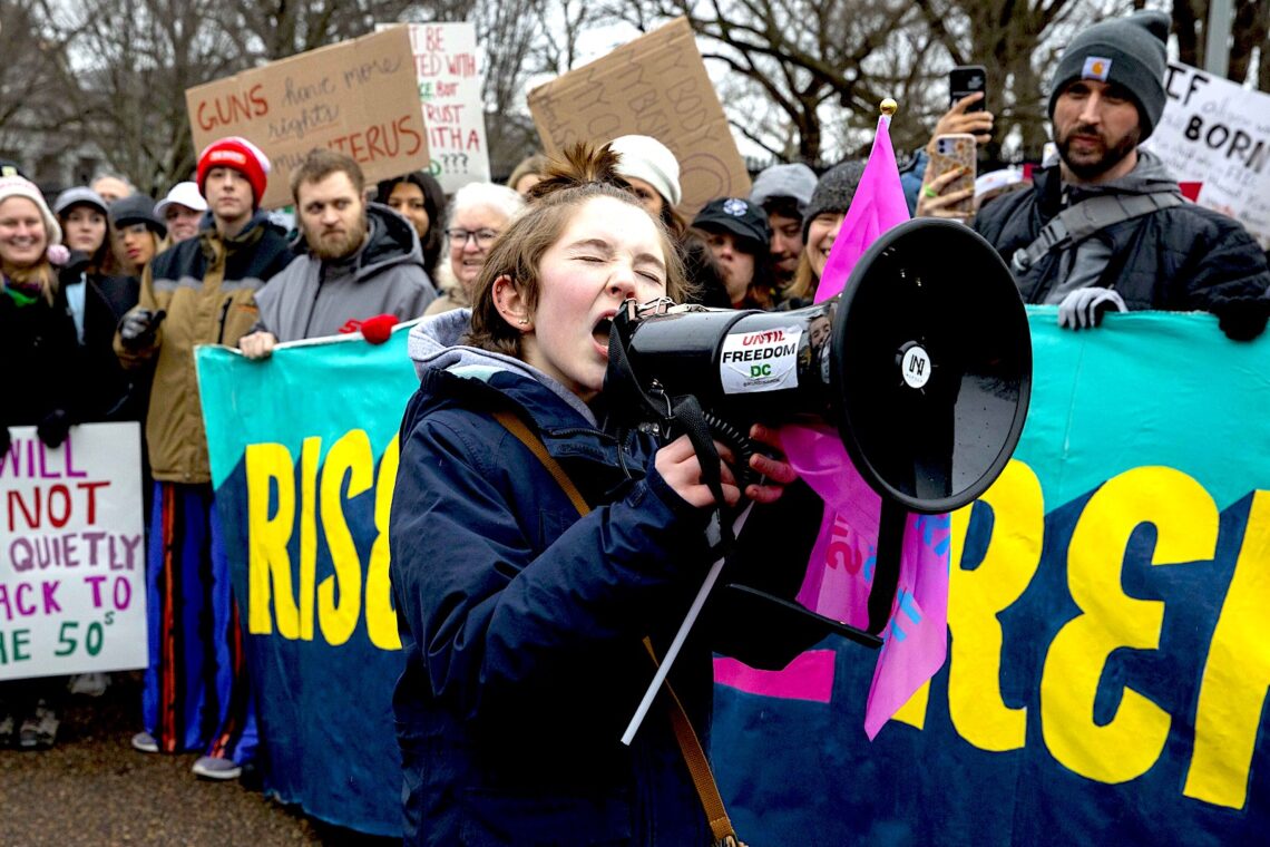 Maggie Schoenbaum, de 12 años, habla acerca del derecho al aborto durante la Marcha de las Mujeres frente a la Casa Blanca, el domingo 22 de enero de 2023. (Foto: Amanda Andrade-Rhoades | AP)