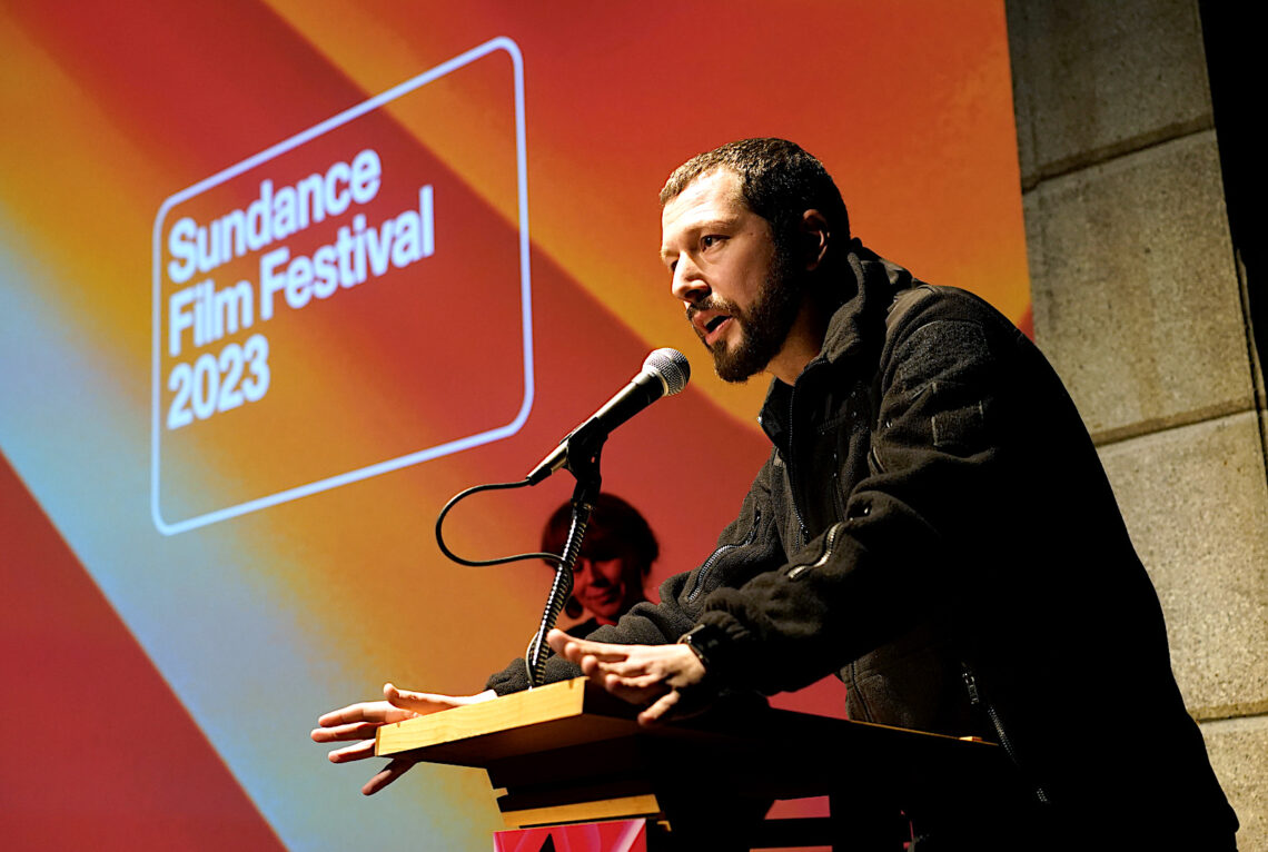 Mstyslav Chernov,  director/productor/cinefotógrafo de "20 Days in Mariupol" presena el documental en su estreno mundial en el Festival de Cine de Sundance 2023. (Foto Chris Pizzello | AP)