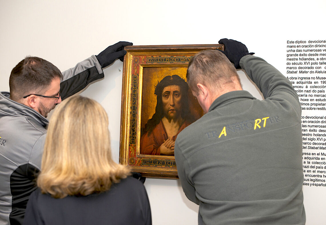 Dos personas sacan el cuadro Ecce Homo para devolvérselo a Polonia, en el Museo de Pontevedra en España. (Foto: Gustavo de la Paz | Europa Press, via AP)