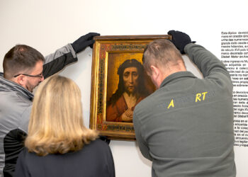 Dos personas sacan el cuadro Ecce Homo para devolvérselo a Polonia, en el Museo de Pontevedra en España. (Foto: Gustavo de la Paz | Europa Press, via AP)