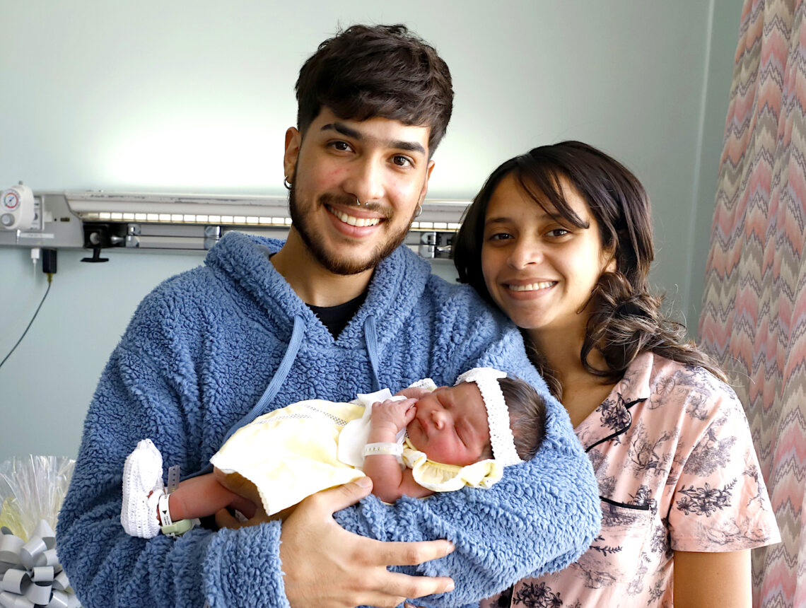 Gabriel Acevedo y Adriana Robles sonríen jubilosos junto a su pequeña Solmarena. (Foto: Heriberto Rodríguez)