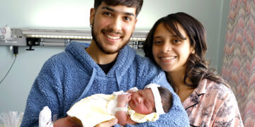Gabriel Acevedo y Adriana Robles sonríen jubilosos junto a su pequeña Solmarena. (Foto: Heriberto Rodríguez)